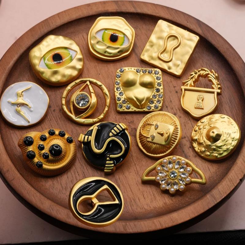 Craft Embellishments - Botón Metálico Vintage con Diseño Artístico